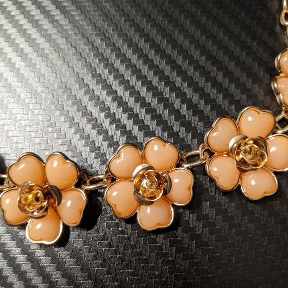 Flower necklace - Picture 2 of 2